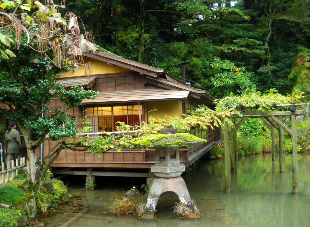 Японские дома купить. Чайный домик тясицу. Дом тясицу Япония. Япония Киото чайный домик. Чайный домик в саду Кэнроку эн.